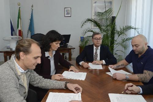 Francesco Peroni (Assessore regionale Finanze, Patrimonio, Coordinamento e Programmazione Politiche economiche e comunitarie) alla firma della concessione dell'area ex "Voce della Luna" - Trieste 16/11/2017